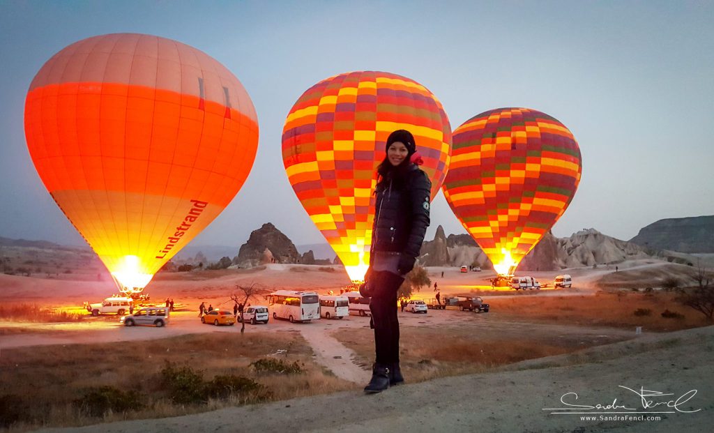 Ziemlich unausgeschlafen und zerknittert waren wir im Morgengrauen vor unserer Ballonfahrt. ABER es hat sich gelohnt!!!