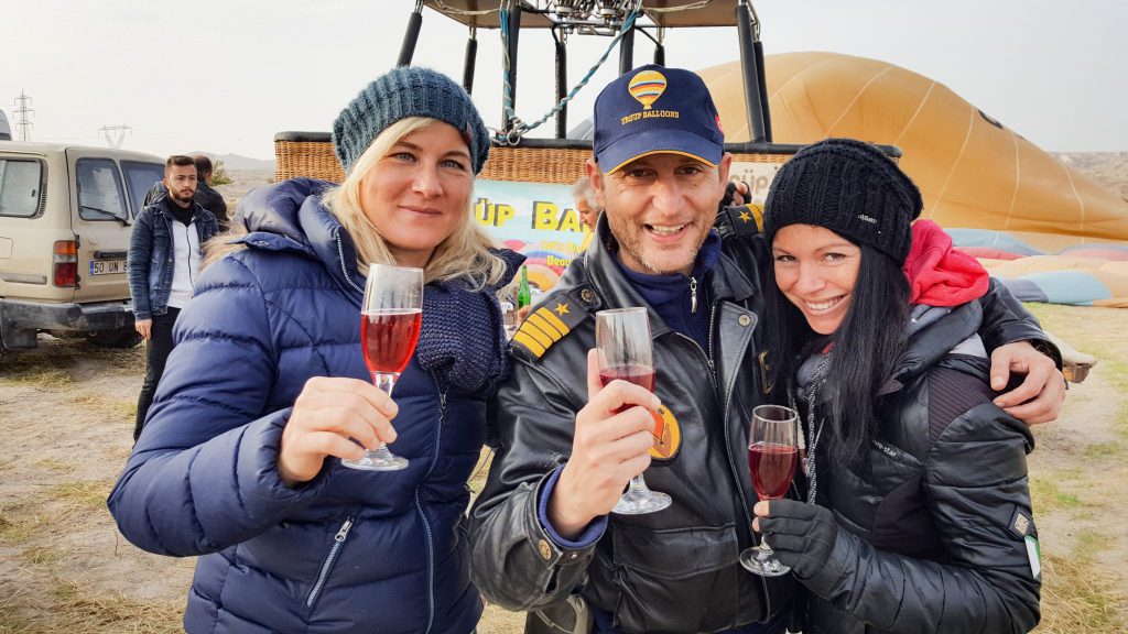 Gut gelandet: Unser Ballon-Pilot war einer der ersten Ballonfahrer überhaupt in Anatolien. Er hat schon 20 Jahre Erfahrung und war wahnsinnig lustig!